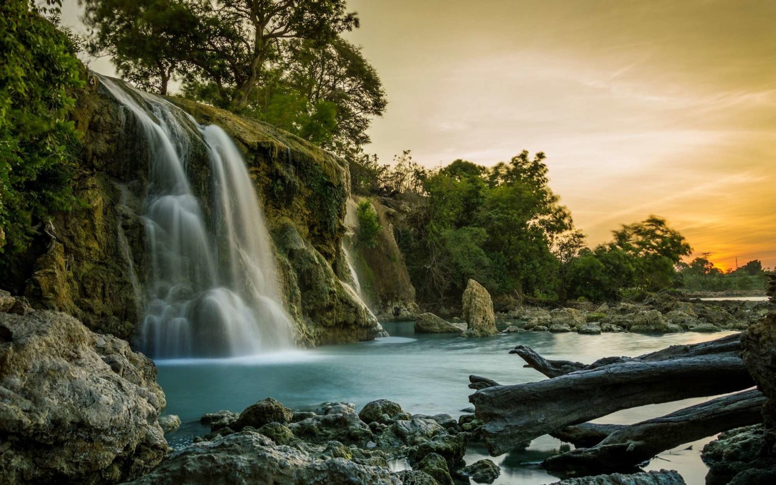 Lukisan Pemandangan Air Terjun